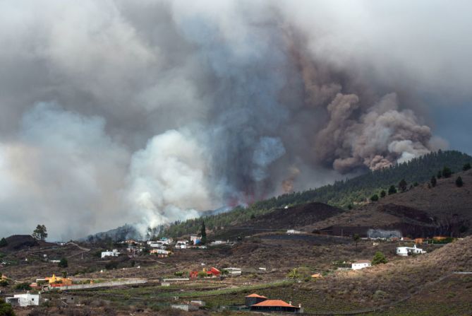El volcán Cumbre Vieja hizo erupción tras varios días de actividad sísmica, lo que provocó la evacuación de los habitantes de los alrededores, según las autoridades.
