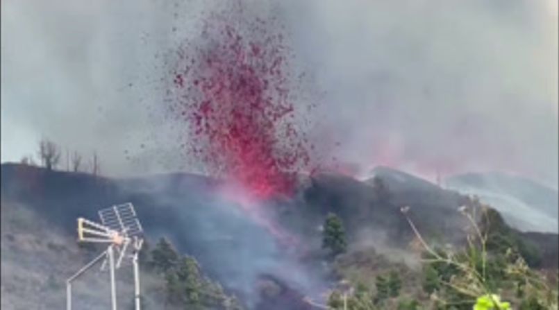 Imagen de la lava que arroja el volcán Cumbre Vieja en la isla española de La Palma.