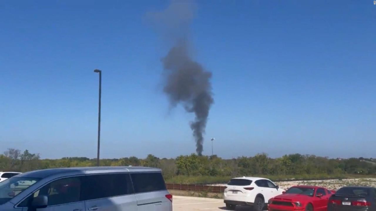 CNNE 1069197 - un avion militar se estrella en un barrio de texas