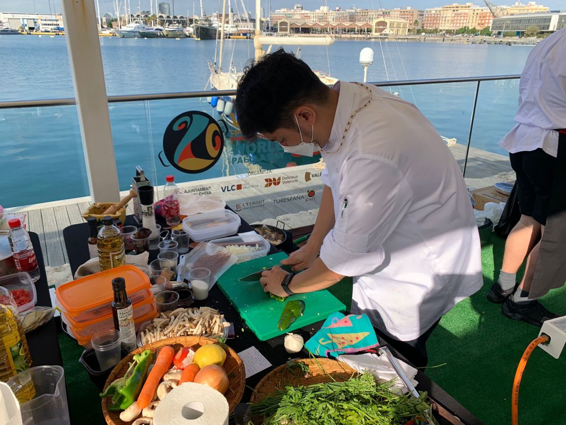 El lunes en la mañana, los chefs semifinalistas se preparan para la competencia por la mejor paella. Foto: Pau Mosquera/CNN Español