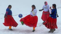 CNNE 1069363 - ve a estas mujeres jugar futbol a 6 mil metros de altura