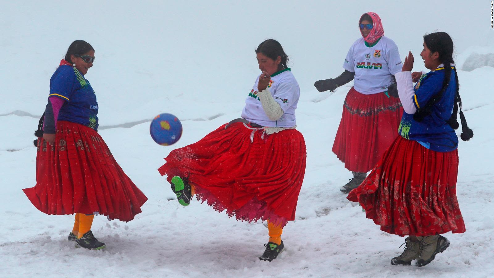 Mira a las cholitas escaladoras bolivianas jugando al fútbol a casi 6.000  metros de altura