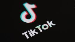 CNNE 1069467 - version china de tiktok limita tiempo de uso a menores