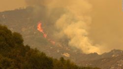 CNNE 1069477 - condado tulare bajo alerta de evacuacion por incendio