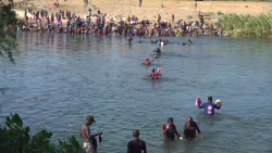 CNNE 1069908 - migrantes bajo el puente en del rio aguardan tramites