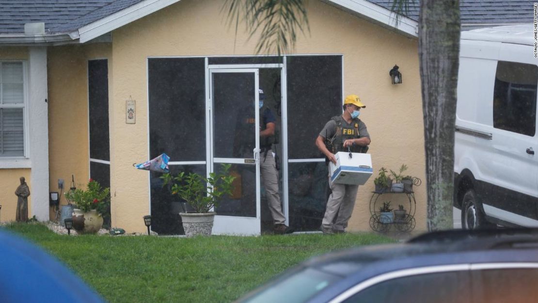 Agentes del FBI se llevan la posible evidencia de la casa de la familia de Brian Laundrie en North Port, Florida, el 21 de septiembre de 2021.