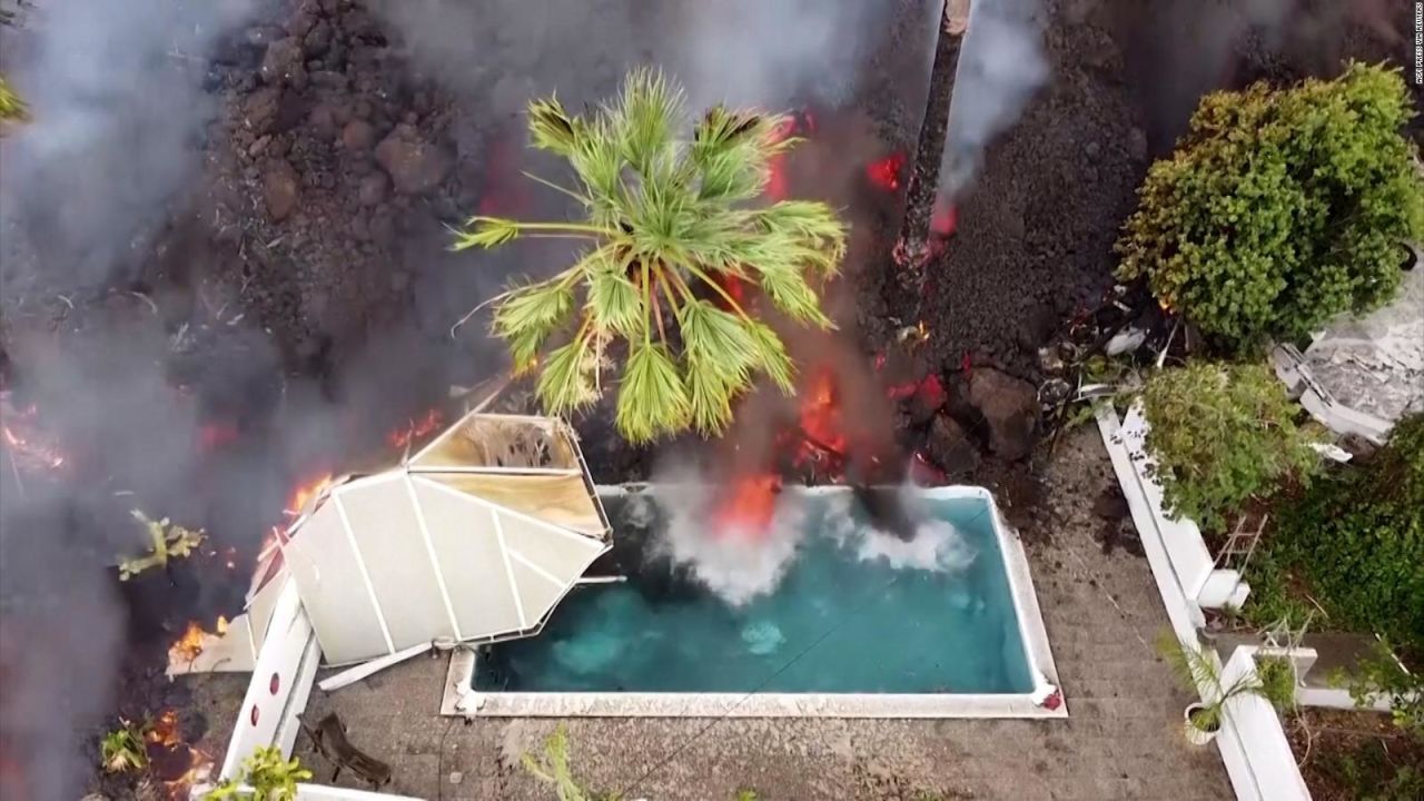 CNNE 1070040 - dron graba lava cayendo en piscina de la palma