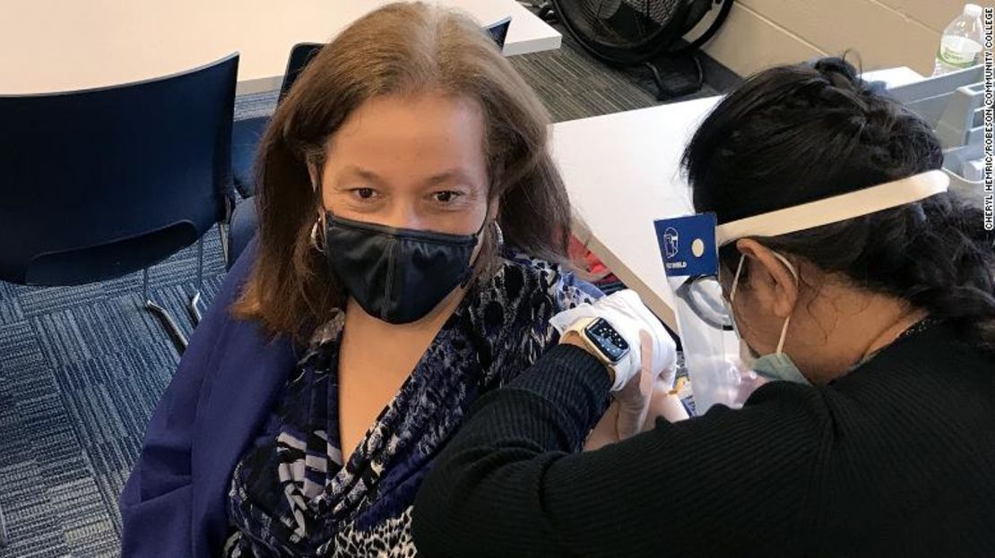 La presidenta del Robeson Community College, Melissa Singler, recibe la vacuna contra la influenza en la clínica conjunta de covid-19 y la influenza organizada en la universidad.