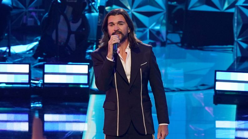 Juanes tiene un récord Guinness por ser el artista con la mayor cantidad de Latin Grammy ganados por un artista en solitario.