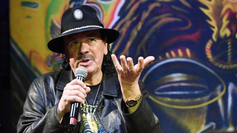 Carlos Santana tiene el récord Guinness por la mayor cantidad de álbumes vendidos por un artista latino.