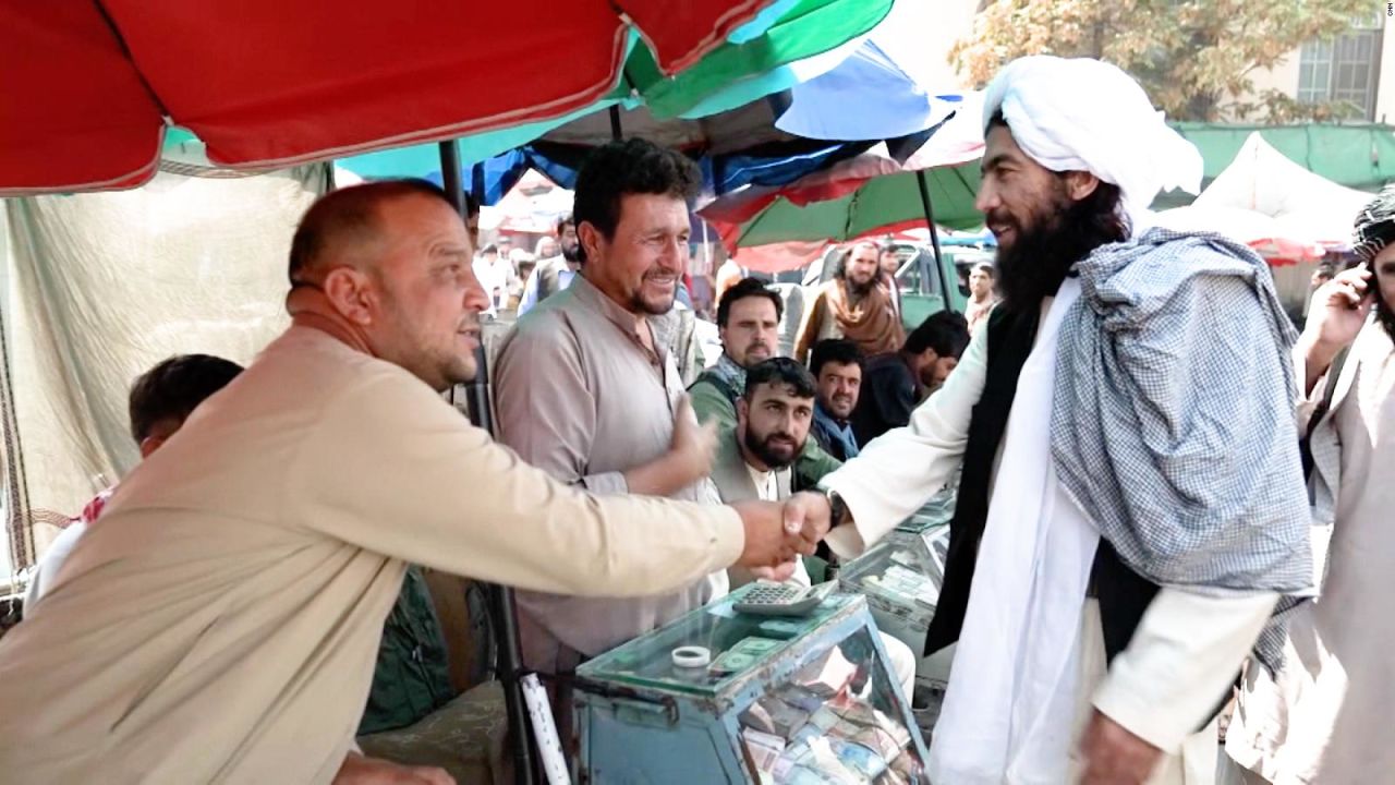 CNNE 1070487 - cnn acompano a un lider taliban por las calles de kabul