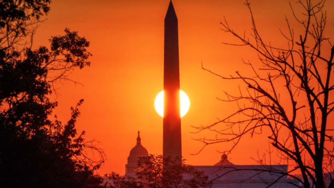 El sol sale detrás del Monumento a Washington en la capital de Estados Unidos.