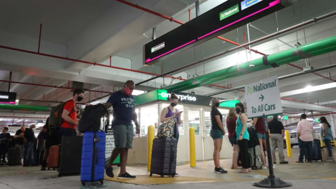 Puede ser difícil conseguir vehículos de alquiler para visitantes de Florida y otros destinos populares. Joe Raedle / Getty Images