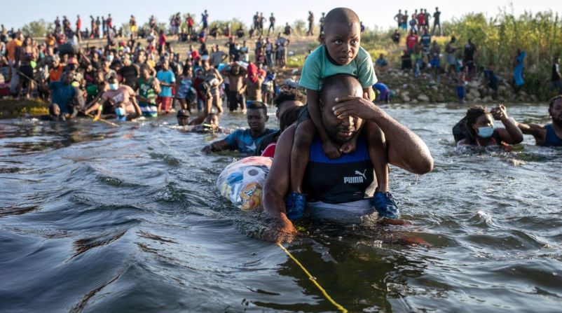 Migrantes cruzan el Río Grande entre Del Río y Ciudad Acuña, México, el lunes 20 de septiembre. Los migrantes que se hospedan en el Puente Internacional Del Río han estado yendo a Ciudad Acuña para comprar alimentos y suministros.