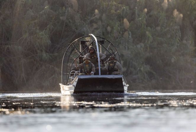 Agentes de la Patrulla Fronteriza de Estados Unidos observan a los migrantes cruzar el Río Grande el 20 de septiembre.