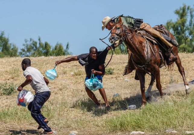 Un agente de la Patrulla Fronteriza de Estados Unidos a caballo intenta detener a los migrantes en las orillas del Río Grande el 19 de septiembre.