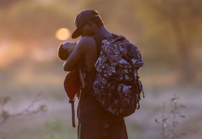 Un padre acuna a su hijo en el lado mexicano del Río Grande el 19 de septiembre.