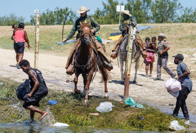 Agentes de la Patrulla Fronteriza de Estados Unidos confrontan a migrantes en Del Río el 19 de septiembre.