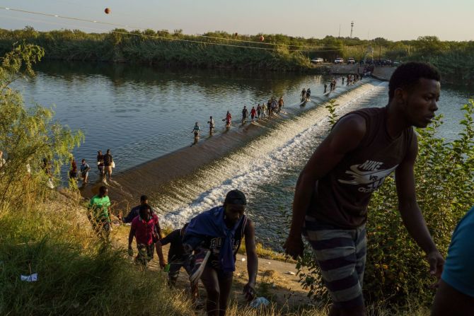 Migrantes cruzan el Río Grande para obtener alimentos y suministros en Ciudad Acuña el sábado 18 de septiembre.
