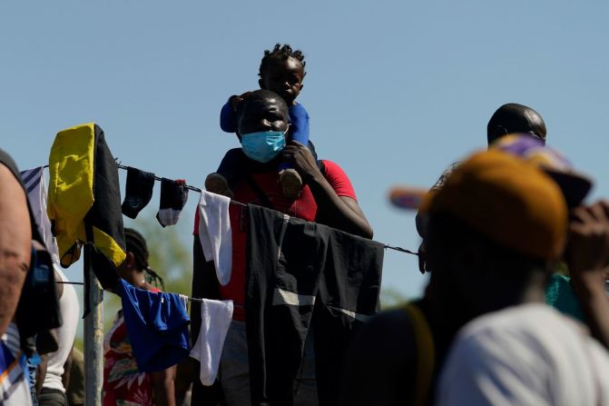 Migrantes se ven en el campamento improvisado en Del Rio, donde miles aguardan por su futuro, el 17 de septiembre.