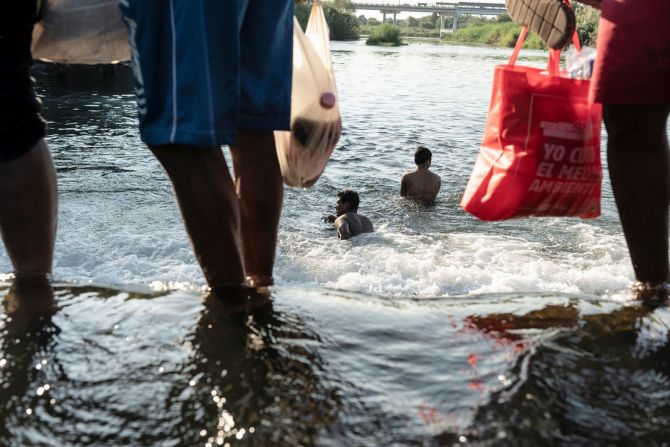 Migrantes se bañan en el Río Grande cerca del Puente Internacional Del Rio el 17 de septiembre.