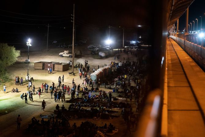 Solicitantes de asilo esperan para entregarse a los agentes de la Patrulla Fronteriza cerca del puente en Del Río el jueves 16 de septiembre.