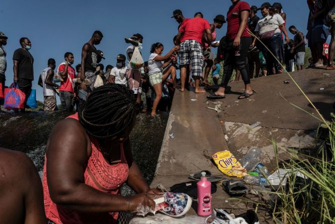 Los migrantes vadean en el Río Grande el 16 de septiembre.