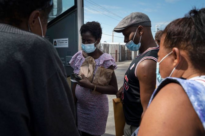 Los solicitantes de asilo cubanos Otto Jesús, centro, y su pareja de toda la vida, Yanet, suben a un autobús luego de ser procesados por las autoridades en Del Río el 16 de septiembre.