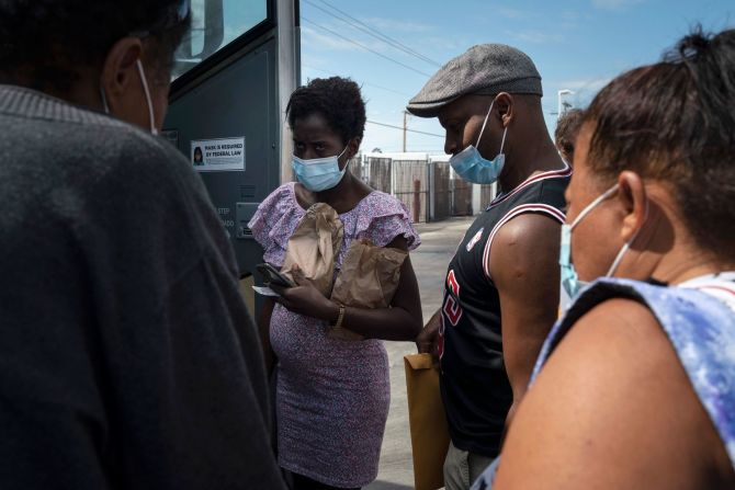 Los solicitantes de asilo cubanos Otto Jesús, centro, y su pareja de toda la vida, Yanet, suben a un autobús luego de ser procesados ​​por las autoridades en Del Río el 16 de septiembre.