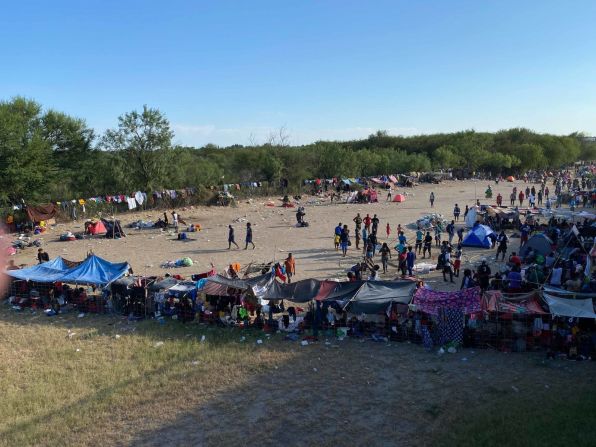 Refugios improvisados ​​cerca del Puente Internacional Del Rio el 16 de septiembre.