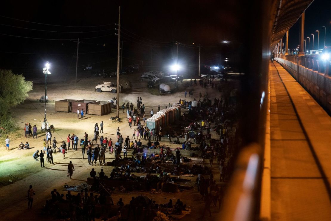 Los solicitantes de asilo esperan para entregarse a los agentes de la Patrulla Fronteriza cerca del puente en Del Rio el jueves 16 de septiembre. Créditos: Verónica G. Cárdenas/The New York Times/Redux