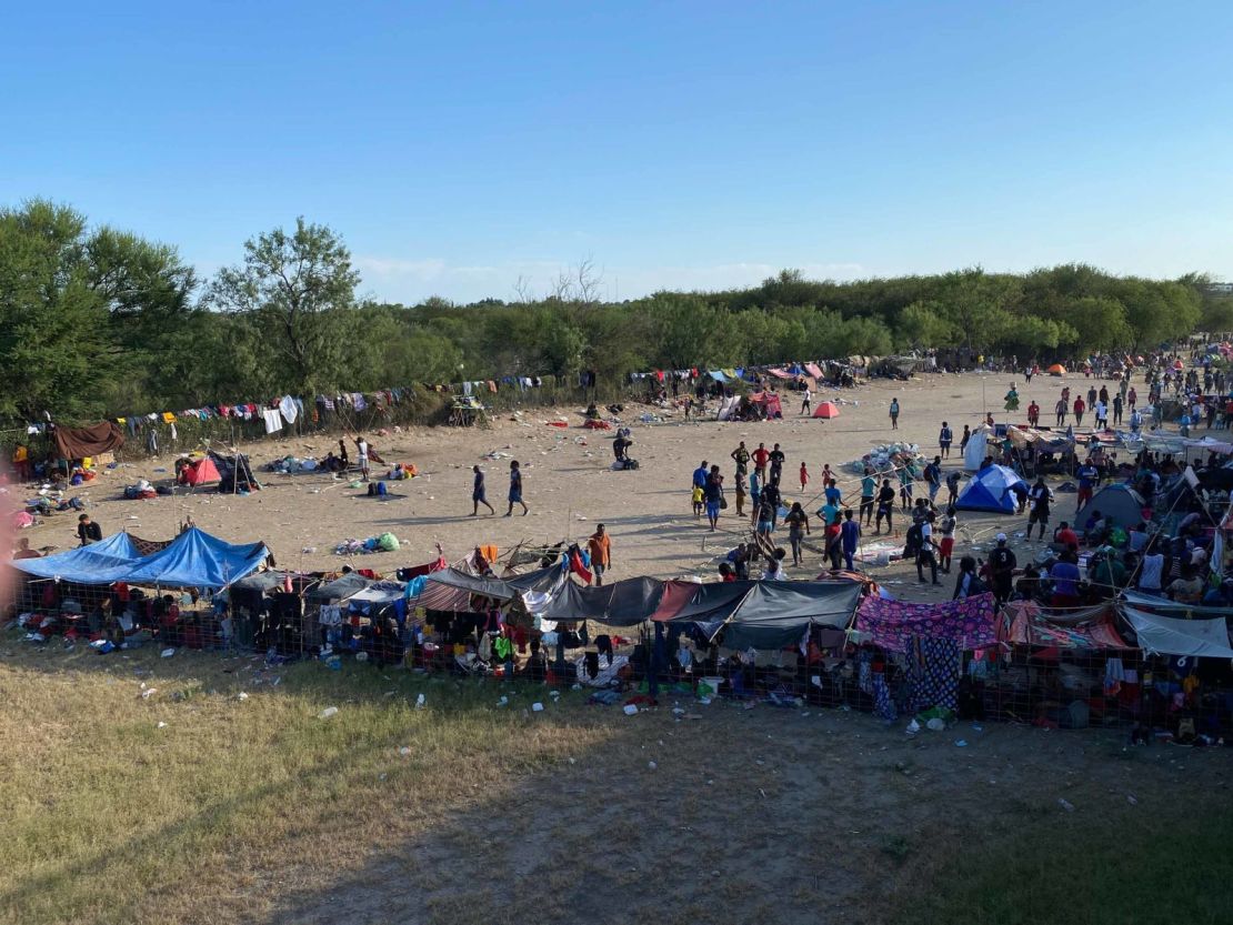 Se observan refugios improvisados cerca del puente internacional Del Rio el 16 de septiembre. Créditos: Verónica G. Cárdenas/The New York Times/Redux