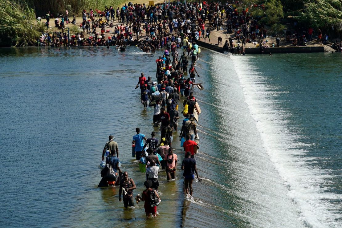 Los migrantes utilizan una presa para cruzar entre Estados Unidos y México el viernes 17 de septiembre. Créditos: Eric Gay/AP