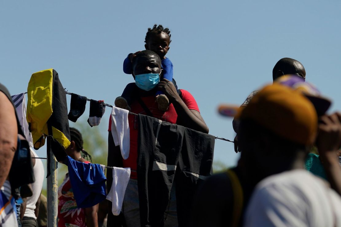 Migrantes en el campamento improvisado en Del Rio el 17 de septiembre. Créditos: Eric Gay/AP