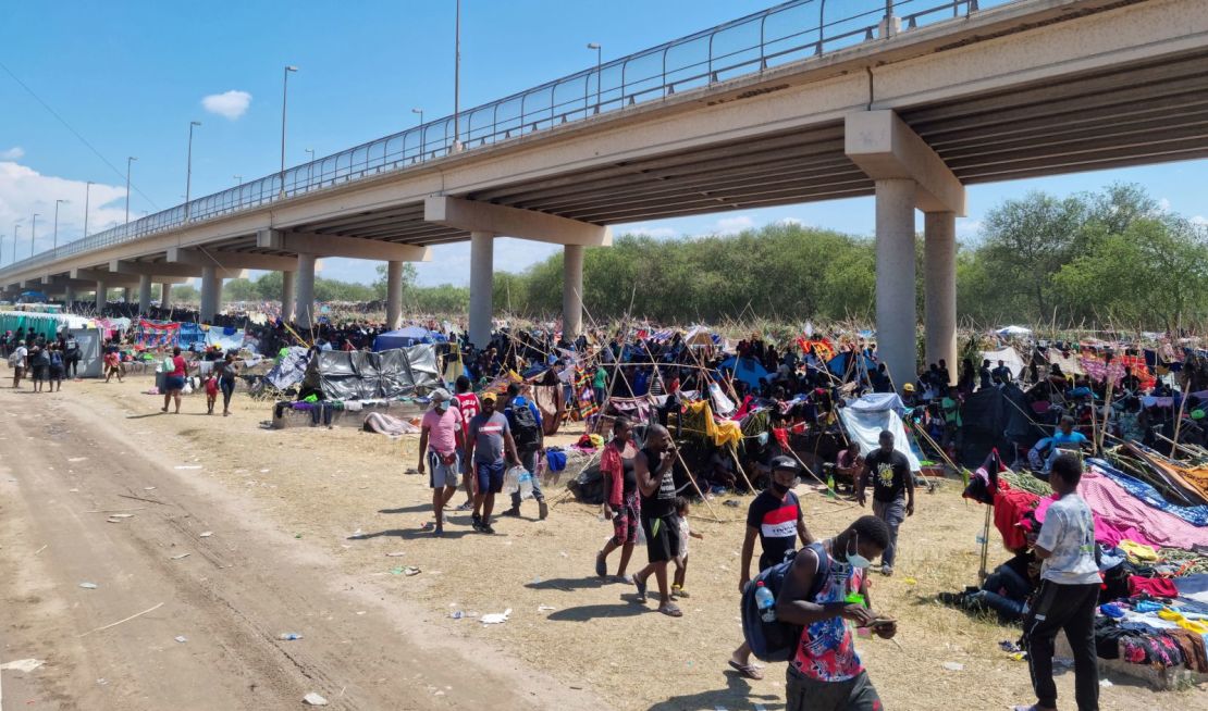 En esta foto proporcionada por las fuerzas del orden, los migrantes se refugian bajo el puente internacional Del Rio que conecta Del Rio con Ciudad Acuña. Créditos: Handout/Reuters