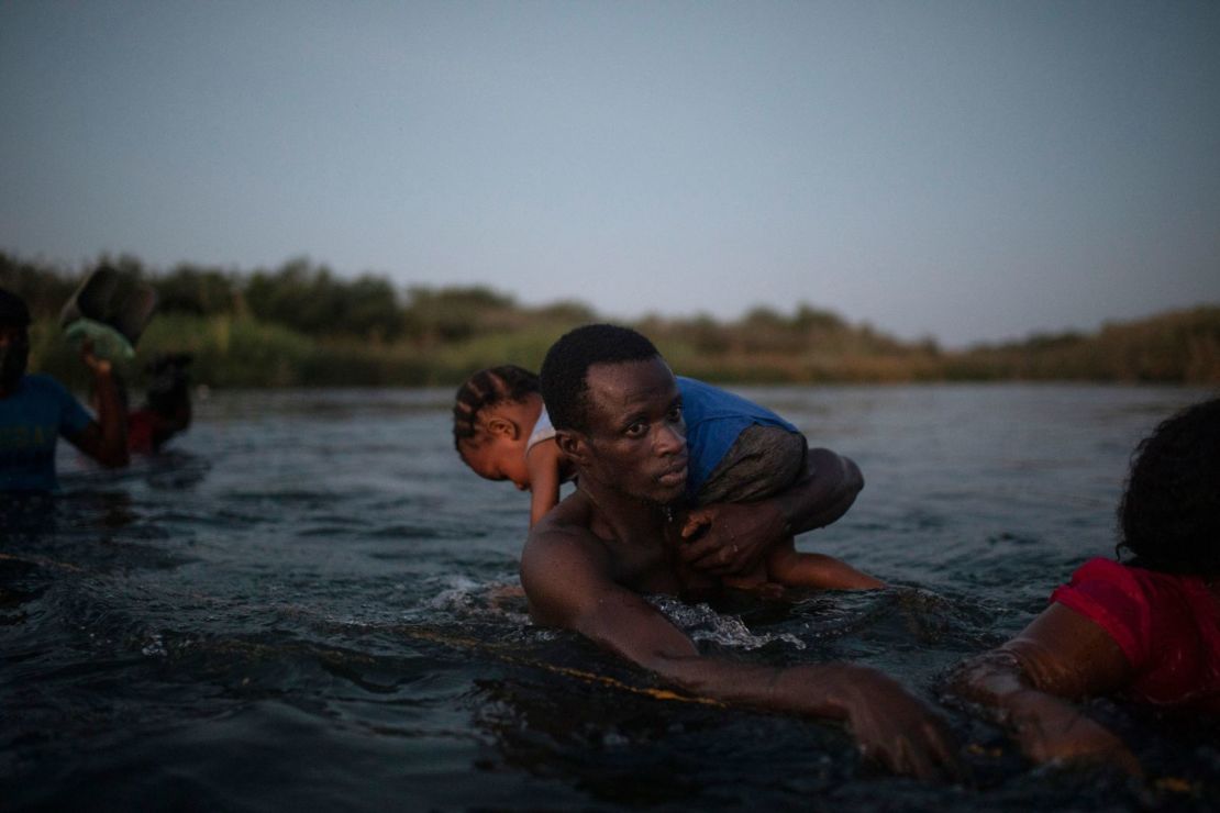 Migrantes cruzan el Río Grande el 19 de septiembre. Créditos: Félix Márquez/AP