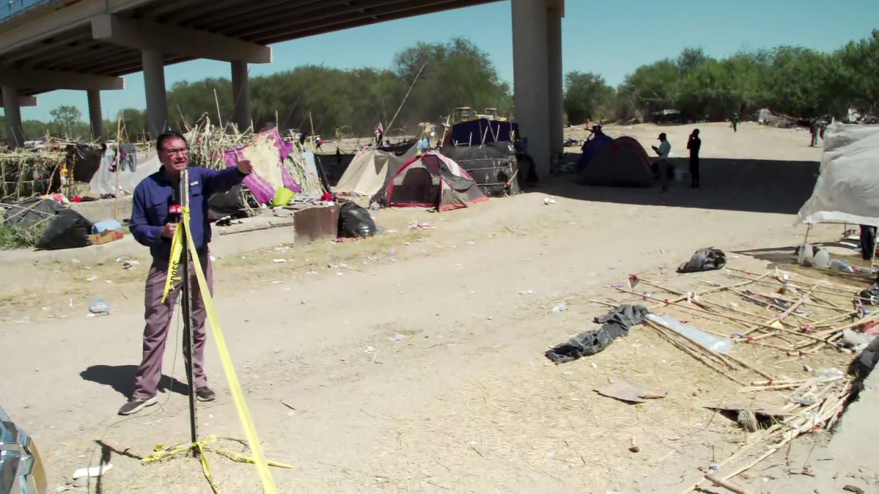 CNNE 1071554 - remueven campamento de haitianos bajo puente en texas