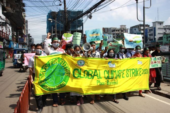 Jóvenes se suman a la jornada global de protesta en Bangladesh. Reclaman al gobierno cambios en la política energética del país.