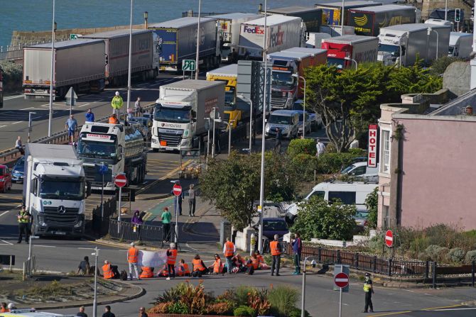 Manifestantes de Insulate Britain bloquean la A20 que da acceso al puerto de Dover, en Kent, Inglaterra. Los activistas ecologistas han cambiado de lugar después de que se les prohibiera hacer campaña en la autopista M25 de Londres.