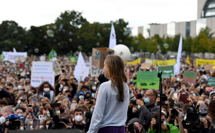 Greta Thunberg habla con los manifestantes que participan en la huelga climática mundial Fridays for Futures en Berlín.
