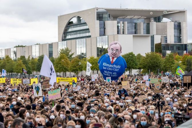 Manifestantes se reúnen durante la marcha de la huelga climática de Fridays for Future frente al Reichstag en Berlín, Alemania, país que celebrará elecciones parlamentarias federales el 26 de septiembre y la política climática ocupa un lugar destacado en la agenda de los votantes.