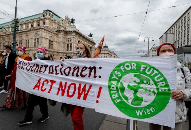 Manifestantes sostienen una pancarta en la que se lee "Todas las generaciones: actúen ahora" durante la jornada organizada por el movimiento Fridays for Future en Viena. Los activistas del movimiento se manifiestan alrededor del mundo y en más de 350 ciudades alemanas para pedir cambios estructurales mediante medidas socialmente justas y coherentes para limitar el calentamiento global a 1,5 grados centígrados.