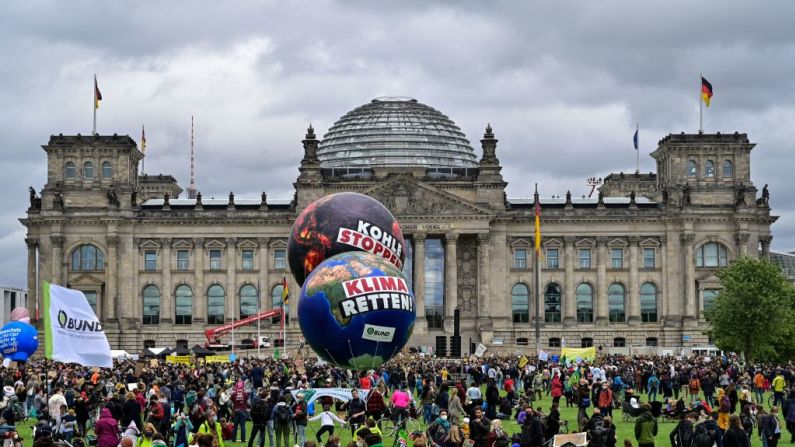 Manifestantes frente al edificio del Reichstag que alberga el Bundestag alemán (cámara baja del parlamento).