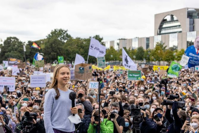 Greta Thunberg habla en una marcha climática a gran escala realizada por Fridays for Future frente al Reichstag en Berlín, Alemania.