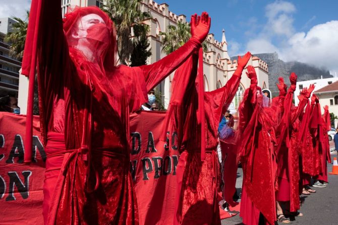 Un grupo de performance llamado Red Rebels se une a los cientos de personas que participan en la protesta global climática en Ciudad del Cabo, para protestar contra las causas del cambio climático global y, en particular, contra el Departamento de Recursos Minerales y Energía de Sudáfrica (DMRE).
