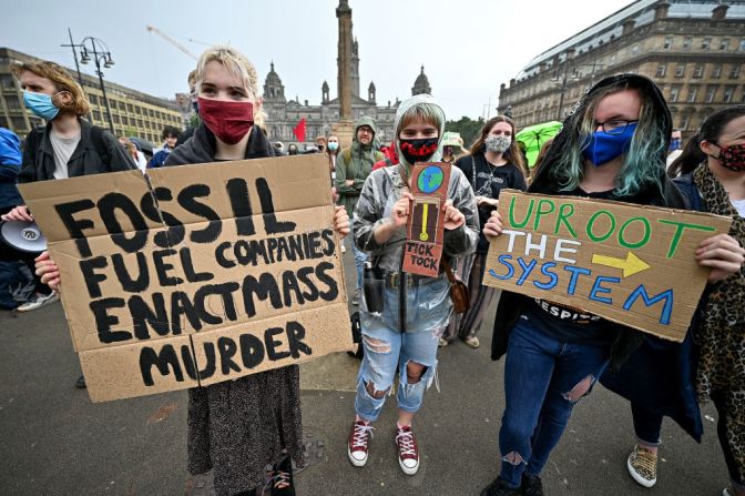 Estudiantes participan en la protesta climática popularizada por la activista sueca Greta Thunberg en Glasgow, Escocia.