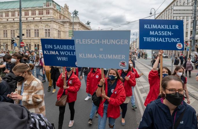 Los participantes marchan durante la jornada de protesta organizada por el movimiento Fridays for Future en Viena, Austria. Los activistas del movimiento se manifiestan en todo el mundo para pedir cambios estructurales con medidas socialmente justas y coherentes para limitar el calentamiento global a 1,5 grados centígrados.