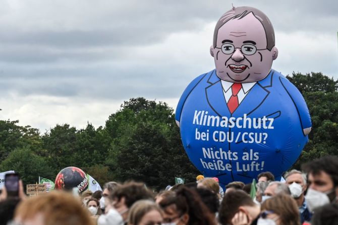 Activistas hacen volar un globo con la imagen del líder del partido conservador alemán Unión Cristianodemócrata (CDU) y candidato a canciller de la unión de partidos conservadores CDU/CSU, Armin Laschet, con la leyenda "¿Protección del clima en la CDU/CSU? Nada más que aire caliente!".