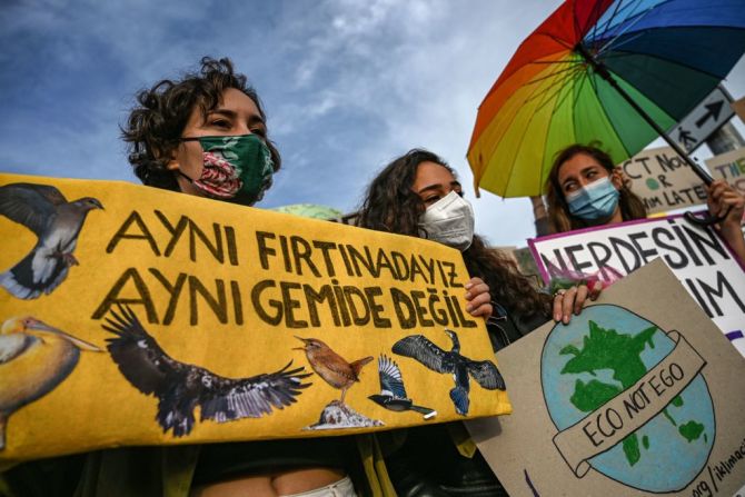 Mujeres sostienen carteles durante en el distrito de Kadikoy, en Estambul.