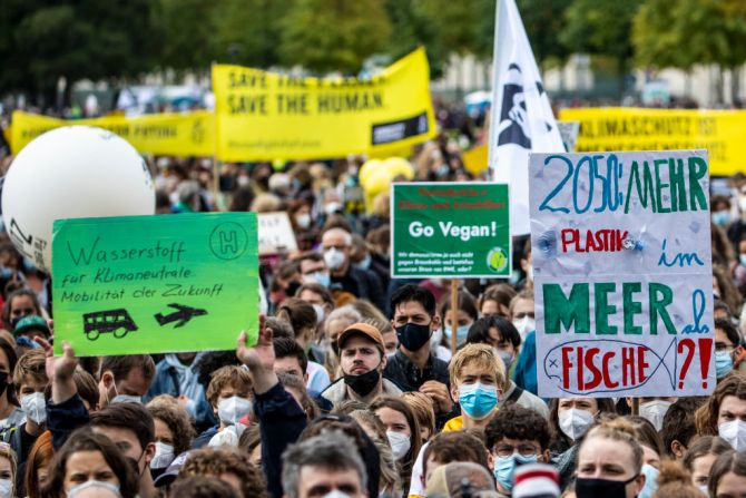 Activistas del clima se reúnen durante la marcha en Berlín, Alemania, que celebrará elecciones parlamentarias federales el 26 de septiembre y la política climática ocupa un lugar destacado en la agenda de los votantes.